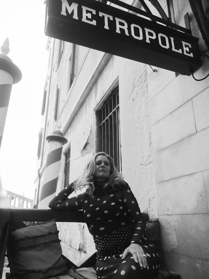 May be a black-and-white image of one or more people, the Pantheon and text that says 'METROPOLE METROPOL F'