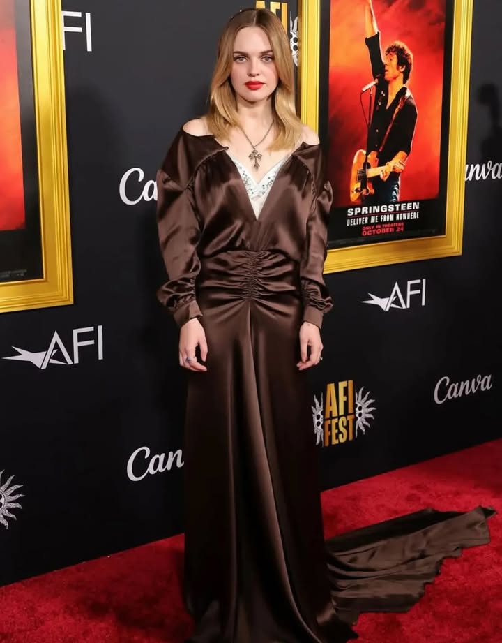 May be an image of ‎one or more people, makeup, carpet, dress, gown and ‎text that says '‎FI Ca inva أ SPRINGSTEEN DELIVER FROM NONMERE OCTOBER24 24 AFI AFI AFI FI Canva + 茶 AFL ES Can‎'‎‎