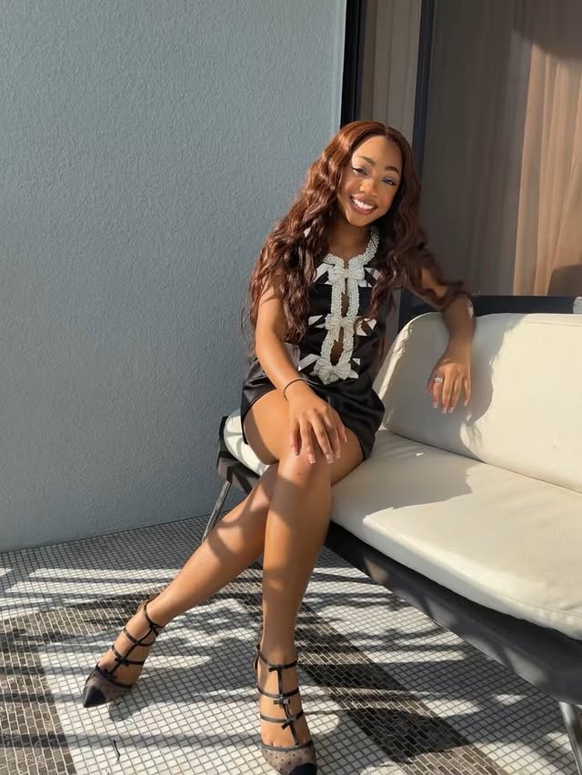 May be an image of one or more people, makeup, people smiling and text