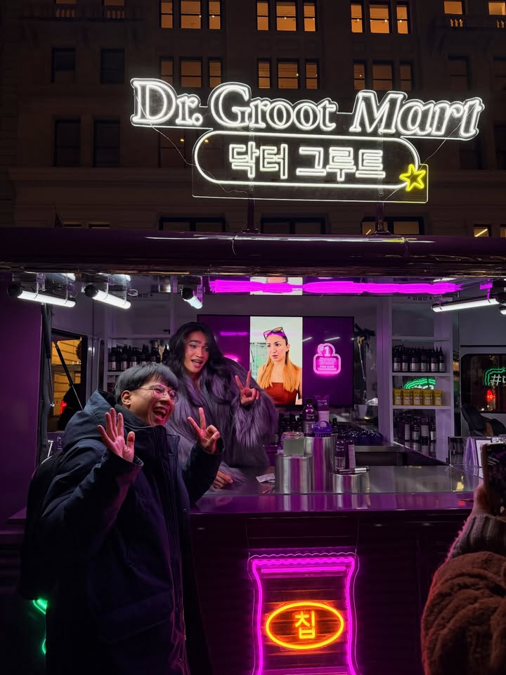 May be an image of ‎one or more people, signboard, poster and ‎text that says '‎Dr. Dr.Groot-Mar Groot a 닥터 닥터그루트 그루트 خ 침‎'‎‎