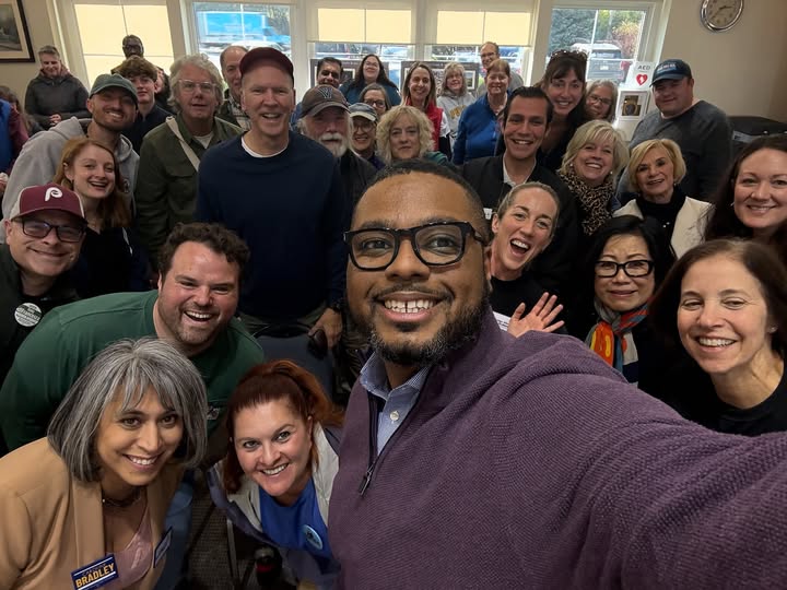 May be a selfie of one or more people, people standing, crowd and office