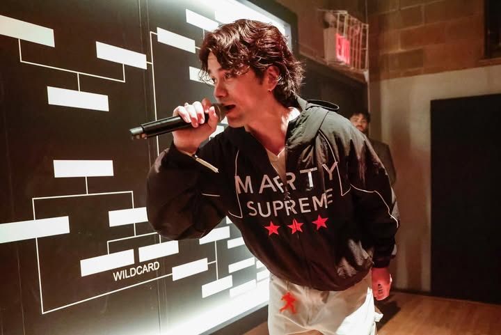 May be an image of ‎one or more people, sweatsuit, microphone and ‎text that says '‎줄 د M MAFRTY AFR SUPREM WILDCARD 王玉 -1 WILDCARD‎'‎‎