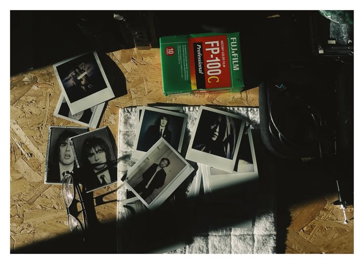 May be an image of polaroid, lighter, cigarette, camera, book, newspaper, cigarette case, portable cassette player and text that says 'Professional -100C 등L INSTANTCOLORFILM FUJIFILM 100 高西料 TO'