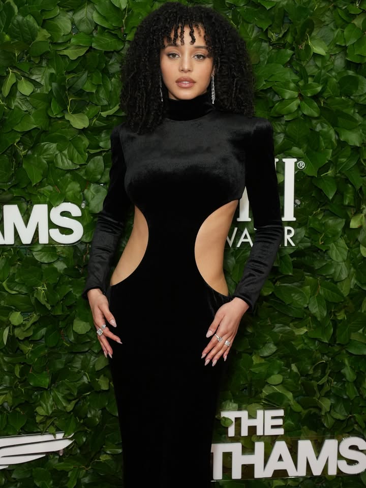 May be an image of one or more people, makeup, halter top, gown, carpet, dress and text that says 'MS I ® VAR R R ΝΑ ሌለ THE'