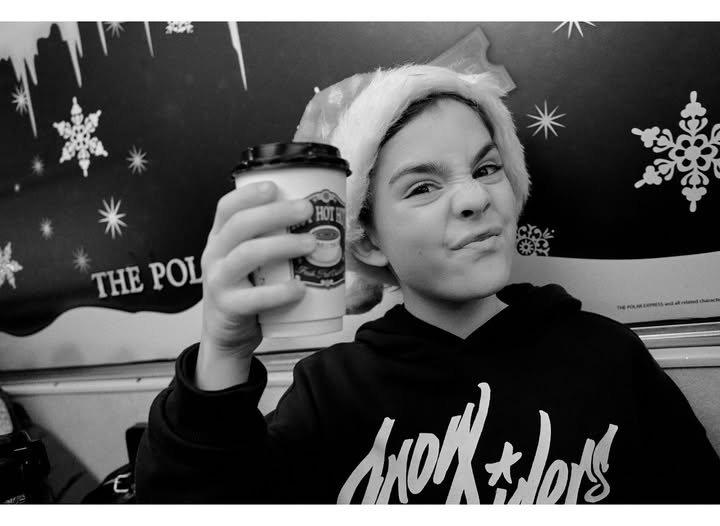 May be a black-and-white image of sweater, cup and text that says 'HOT THE THEPOL POL Mod 本の'