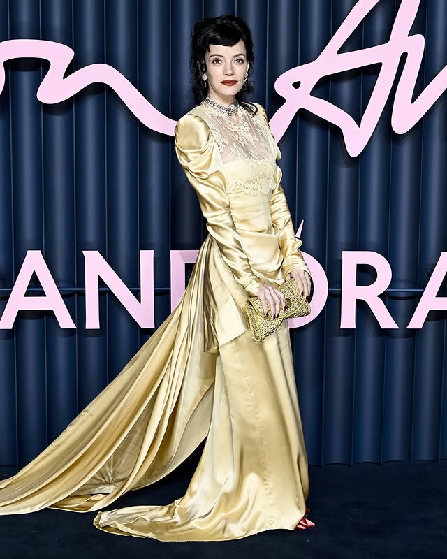 May be an image of gown, dress and text that says 'へま分 ਦਾ AN ORA ANTOORA R'