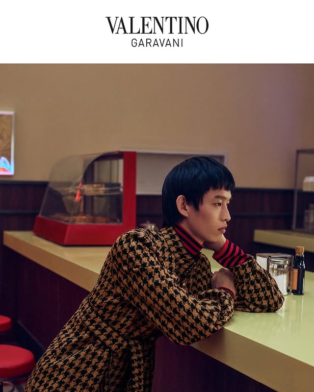 May be an image of one or more people, makeup, turtleneck, magazine and text that says 'VAI VALENTINO GARAVANI'