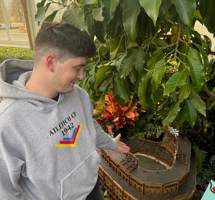 May be an image of sweatshirt and text that says 'ATLÉTICOCP CP CP ATLETICO 1942'