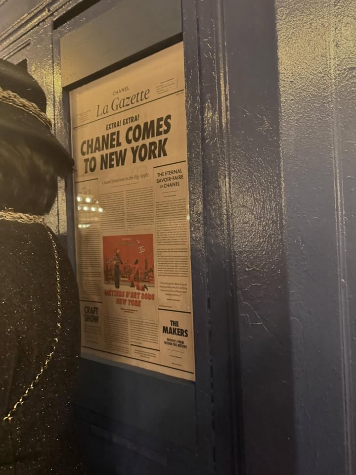 May be an image of curtains, cash machine, newspaper, poster and text that says 'La azette CHANEL CHANEL CHANELCOMES EXTRA!EXTRA! EXTRA! COMES EXTRA! TO NEW YORK THEETERNAL Chndiasinchtels! Amle SAVOIR-FAIRE CHANEL'
