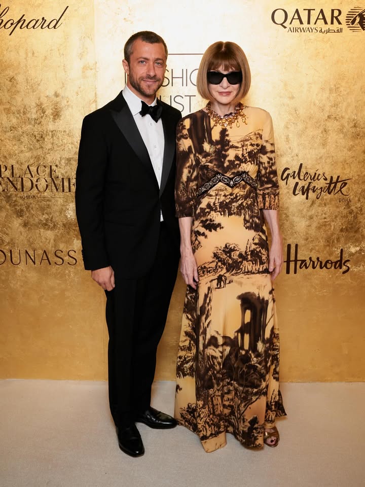May be an image of ‎dinner jacket, gown, dress, carpet and ‎text that says '‎opard QATAR AIRWAYSuhall القطرية SHIC ST iSku Galeresy luitte UNASS Harrods‎'‎‎
