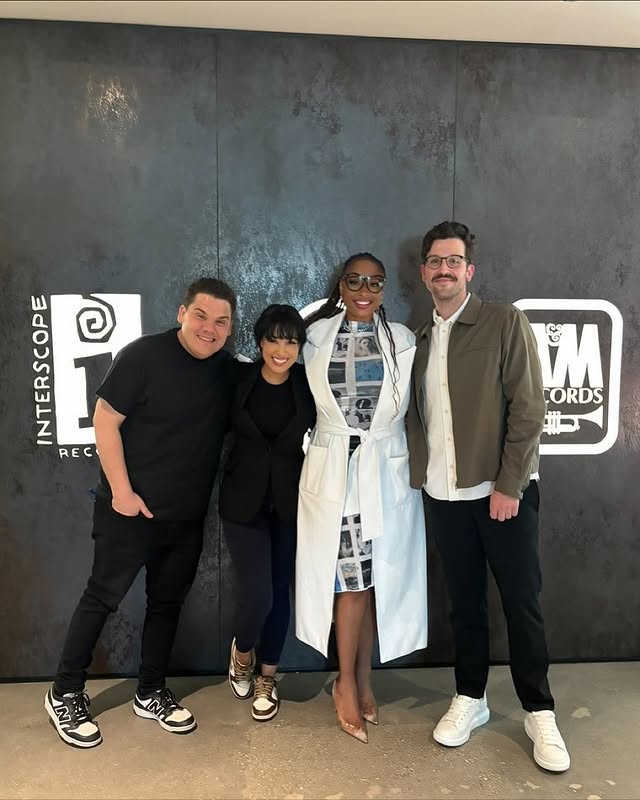 May be an image of one or more people, makeup and text that says 'REC ロ อ M ও อด CORDS N'