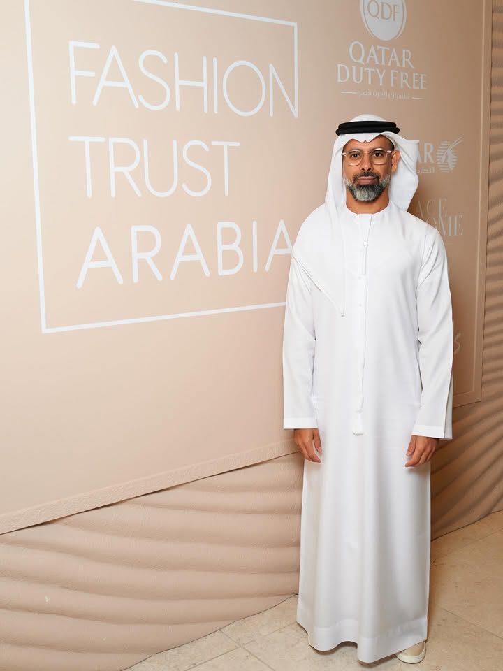 May be an image of text that says 'QDF QATAR DUTYFREE μηυόμ ப0ெழக! ដល IR 暴 FASHION TRUST ARABIA'