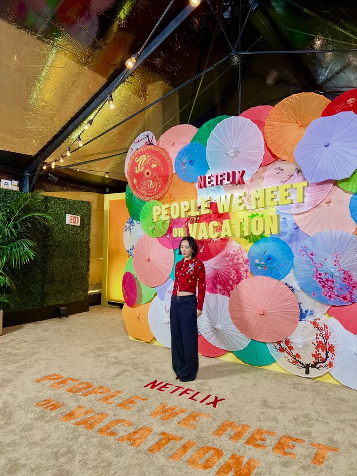 May be an image of beach ball, balloon and text that says '쓸 PEOPLEWEMEET EET NEFLIK PEOPLEW PEOPI OMLACATION ON VACA ION BMEET PEOPLE NETFLIX 3AEATHOTe WE MEET'