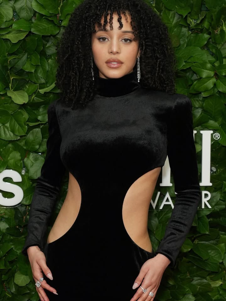 May be an image of one or more people, makeup, halter top, dress, gown and text that says 'S T ® VAR R A 0 ናት 安'