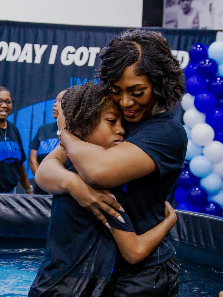 May be an image of one or more people, people smiling, people standing, body of water and text that says 'DAYIGOT DAYI GOT J'M'