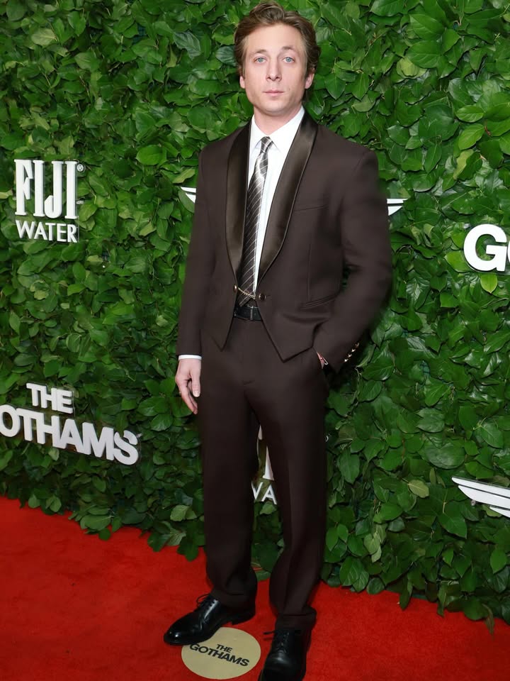 May be an image of ‎one or more people, dinner jacket and ‎text that says '‎FIJI WATER ة G THE THAMS GOTHAMS THE‎'‎‎