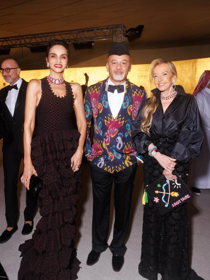 May be an image of suit, dress, dinner jacket and text that says '有 Ot SAGITTAIRE BROTTNIE TAIRE SAGIT'