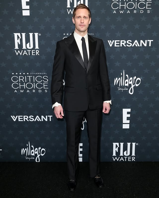 May be an image of one or more people, suit, dinner jacket and text that says 'E THI W CHOICE AWARDS NUAL FIJI WATER VERSANT **** *31ANNUAL *****31ANNUAL * *31ANNUAL CRITICS CHOICE AWARDS S R milago Tequila VERSANT E milagro Tequila Tequila E FIJI WATER'