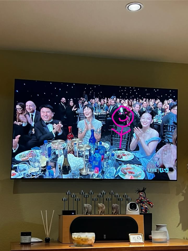 May be an image of television, screen and text that says '가능의 LIVE นตี Cea 00'