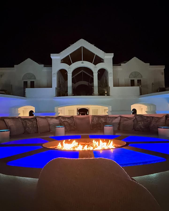 No photo description available.