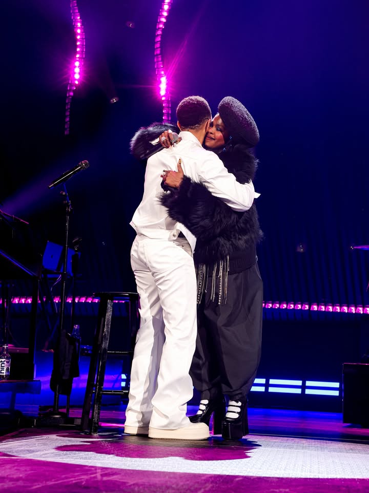 May be an image of people kissing, microphone, concert and text