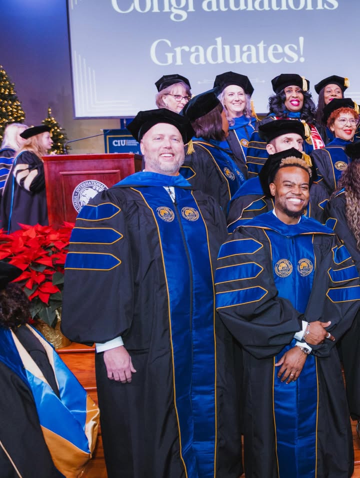 May be an image of microphone and text that says 'ေ αιαααοθο Graduates! CIUI 二 出え M'