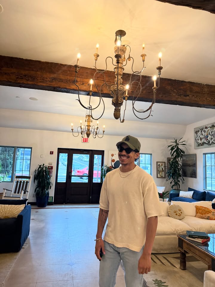 No photo description available.