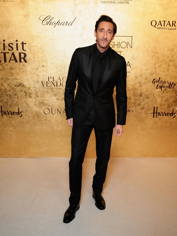 May be an image of ‎one or more people, suit, blazer, dinner jacket, carpet and ‎text that says '‎CULTURALCENTRE CULTURAL CENTRE Chopard QATAR AIRWAYS المقطربا isit TAR SHION PLAC PI AG VENDO Galerúes,l Gqugitte liutte wrrods OUNA Harrods‎'‎‎