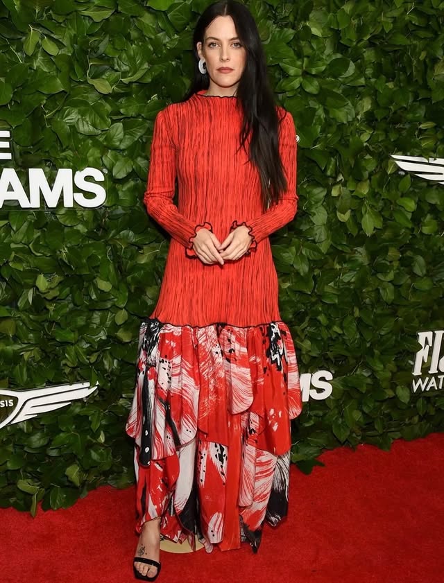 May be an image of one or more people, makeup, carpet, dress and text that says 'M 9'