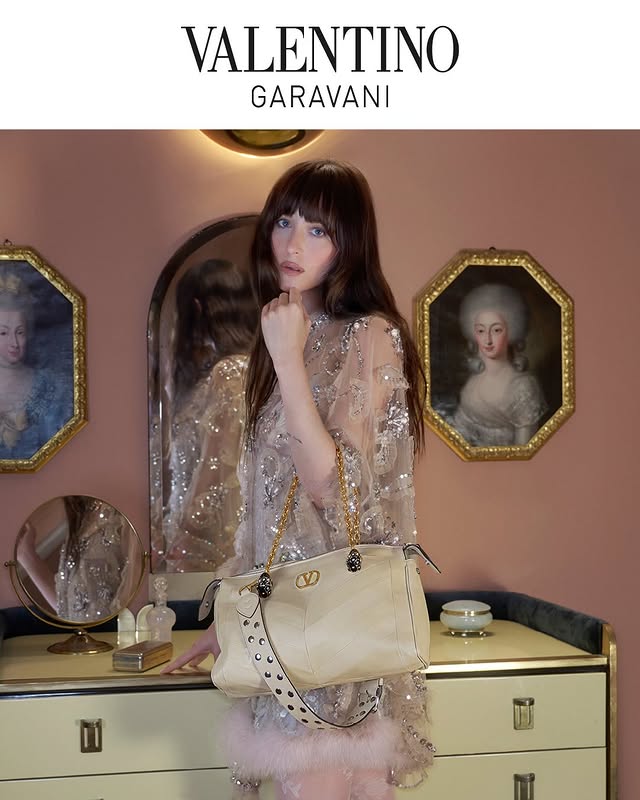 May be an image of purse and text that says 'VALENTINO GARAVANI mi'