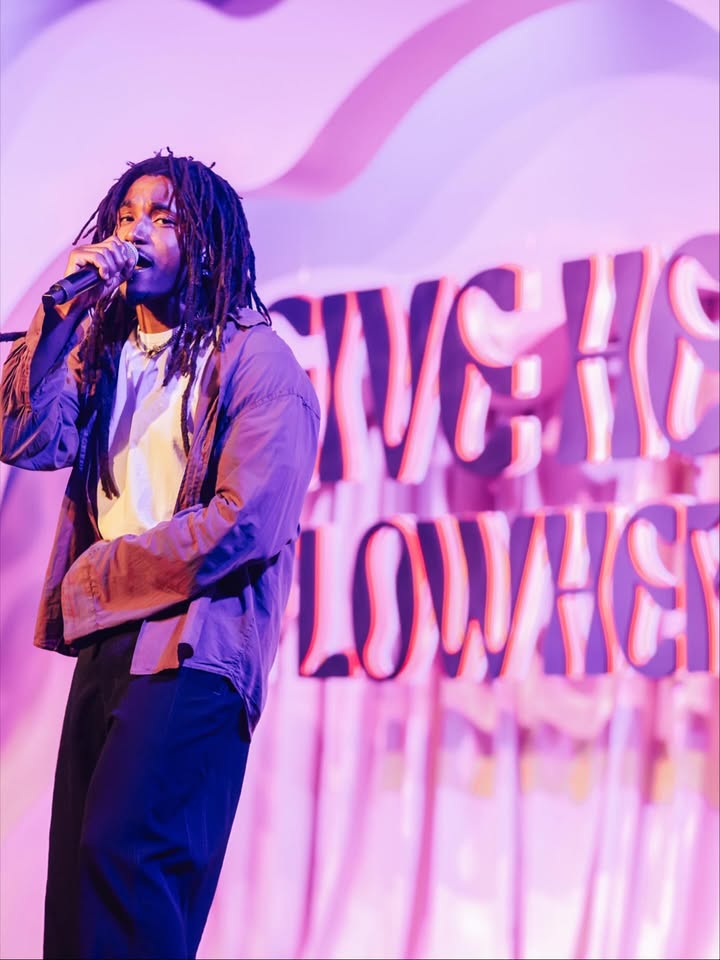 May be an image of microphone, concert and text that says 'YG-HS እ LOWHCY'