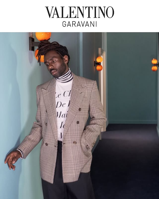 May be an image of suit, overcoat, blazer, turtleneck and text that says 'VALENTINO GARAVANI eCl ทา C e Ί De Ha'