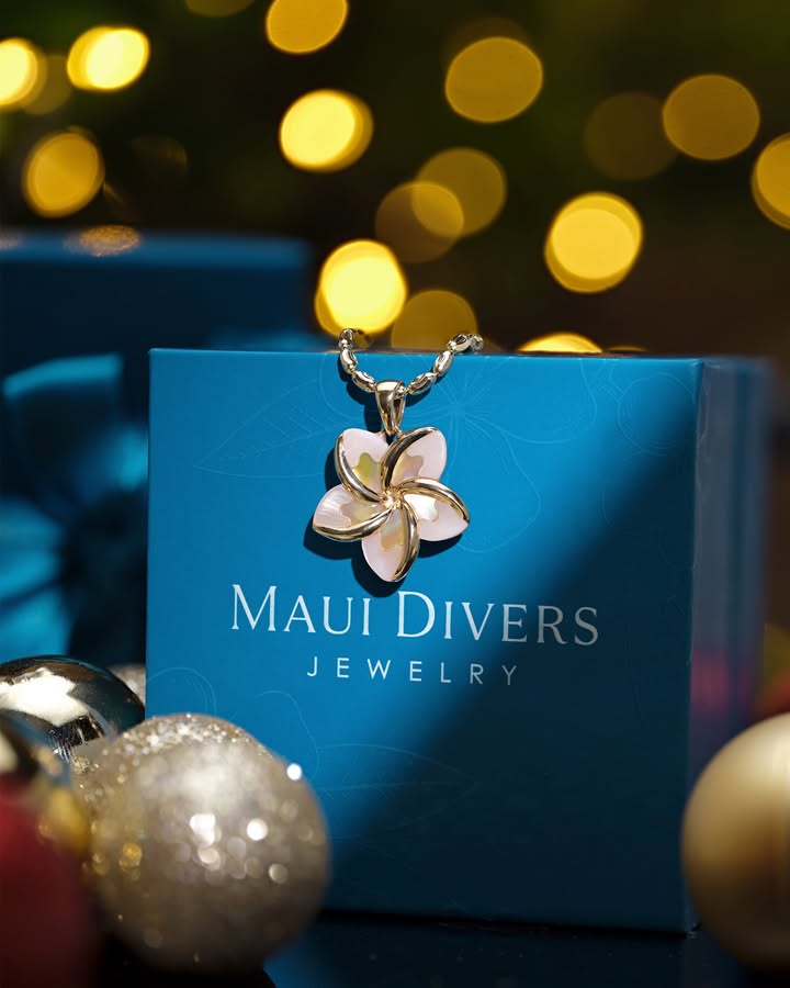 May be an image of necklace and text that says 'MAUIDIVERS MAUI DIVERS JEWELR'
