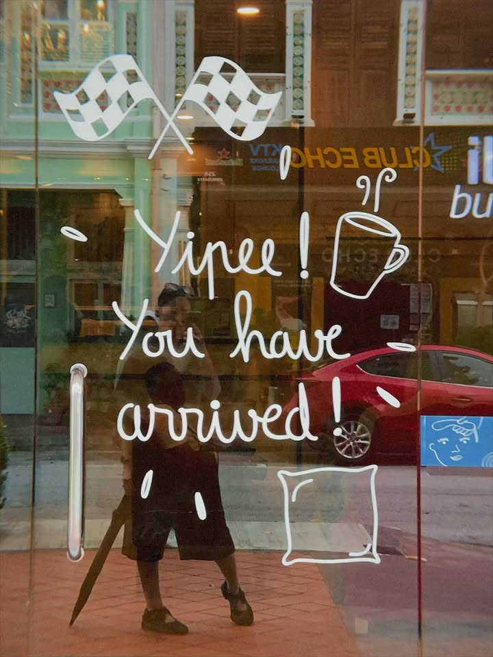 May be an image of sparrow, parking meter, umbrella, signboard and text that says 'O ม3 ยบ il १ npee! bu You have arrived'