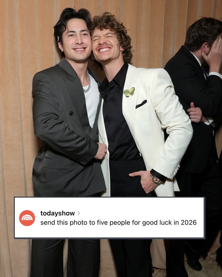 May be a Twitter screenshot of text that says 'todayshow> > send this photo to five people for good luck in 2026'