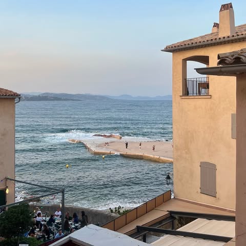 No photo description available.