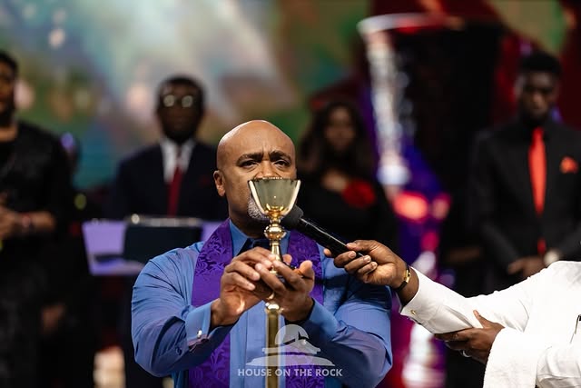 May be an image of one or more people, tambourine, concert and text that says 'HOUSE ON THE HOUSEONTHEROCK EROCK'