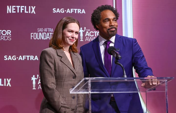 May be an image of dinner jacket, carpet and text that says 'NETFLIX SAG-AFTRA AFTRA OR RDS -AFTRA TRA FOUNDAT T'ACTE I AWA THE ACTO SAG-AFTRA IX 飲'