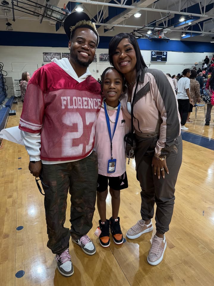 May be an image of one or more people, people playing basketball and people standing