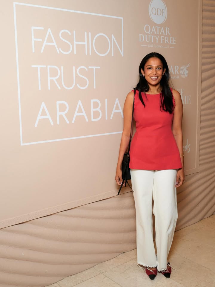 May be an image of ‎one or more people, magazine, dress, headscarf and ‎text that says '‎QDF QATAR DUTYFREE الفرتقضر UO ARA AR الفطانة لقطاية FASHION TRUST ARABIA‎'‎‎