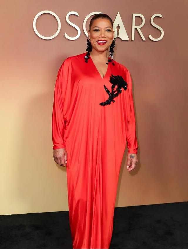 May be an image of gown, dress, carpet and text that says 'OS OSGARS RS G'