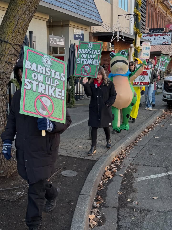 May be an image of standing and text that says 'Ixbreticr E REAERCER MERCER C.......... BARISTAS ON ULP STRIKE! 保 参み STRIKE 单 MTRACT 00CCO BARISTAS ULP BARISTAS ONULP ON STRIKE! LQ STRIKE'