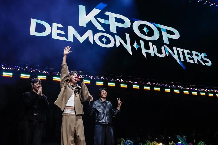 May be an image of concert and text that says 'DEMONOP ON+HUNTERS UNTERS KPOP'