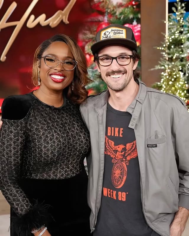 May be an image of one or more people, makeup, people smiling, christmas tree, magazine and text