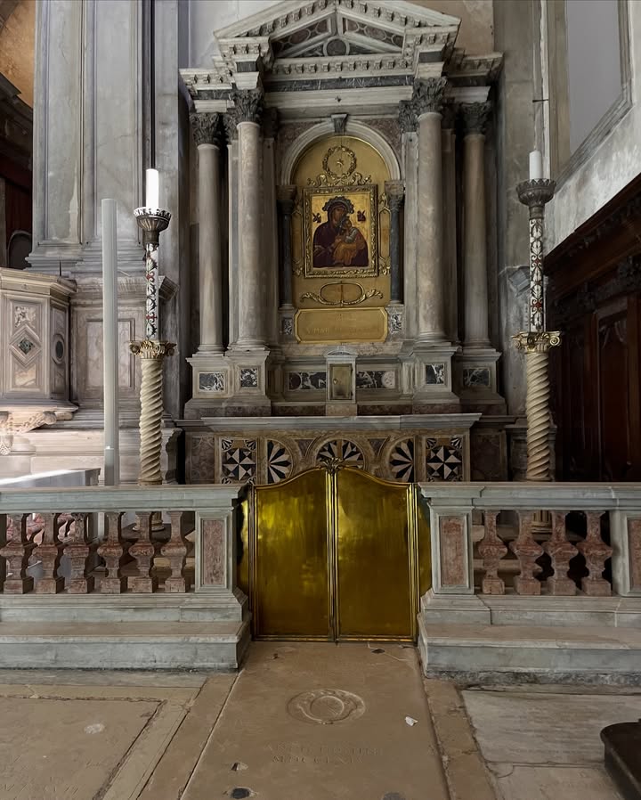 No photo description available.