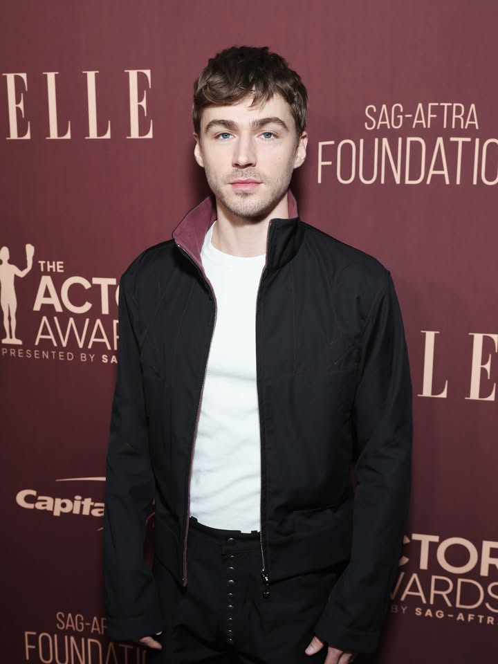 May be an image of one or more people, makeup and text that says 'ELLE SAG-AFTRA SAG FOUNDATIO THE ACT AWAI RESENTEDBYSA BY SA A LE E L Capita FOUND TOR ARDS SAG AFTR'