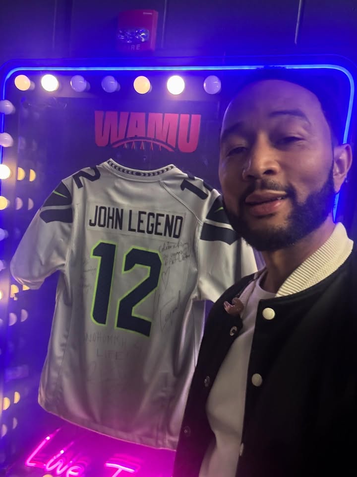 May be an image of one or more people, people playing football, basketball jersey and text that says 'WAMU JOHNL JOHNLEGEND EGEND 12 Lhúc'