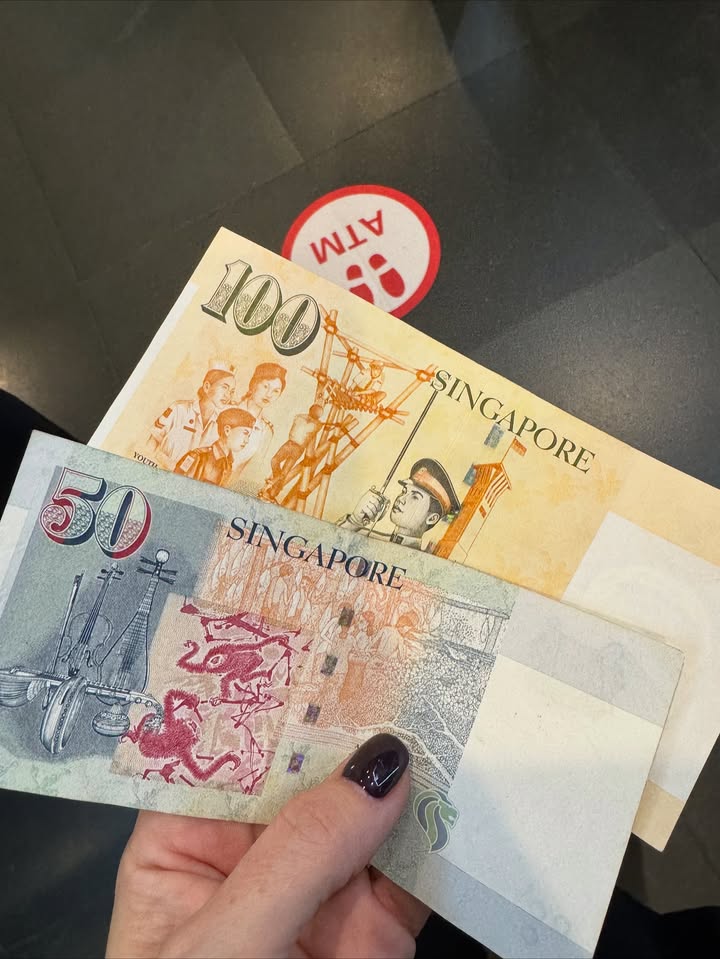 May be an image of ‎money, ticket stub and ‎text that says '‎100t 100 WAN TAA SINGAPORE SINGAPORE 福 PORE 50 VOURY 4יל SINGAPORE SING PORE‎'‎‎